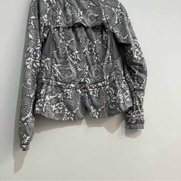 Lululemon Run Travel To Track Jacket Beachy Floral White Gray Size 6 Women’s - Picture 7 of 12